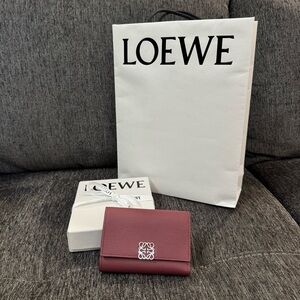 LOEWE Anagram small vertical wallet in pebble grain calfskin - burgundy & silver